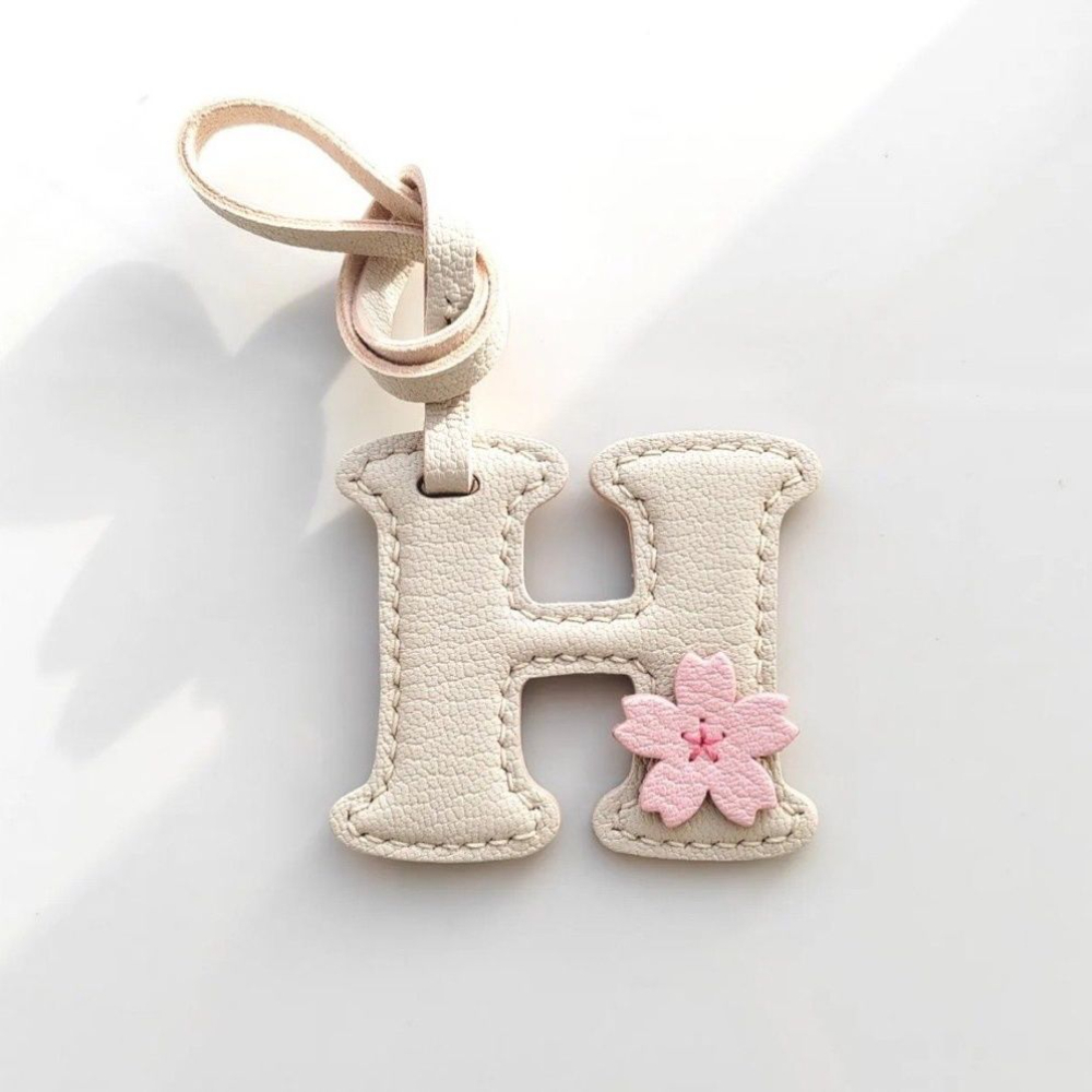 Monogram Keychain Leather - LLavero con inicial de cuero genuino